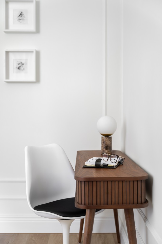 Gabinet — biurko, lampa i przestrzeń do pracy